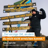 Tobias Spindler auf dem Kilimanjaro; Schriftzug "Der einzige Ort, an dem du mich nicht erreichen kannst."