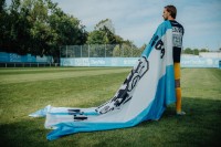 Spieler des TSV 1860 Marco Hiller steht auf dem Spielfeld mit einer weit ausgebreiteten Fahne