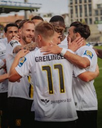 Mehrere Spieler des TSV 1860 liegen sich in den Armen und jubeln über ein Tor