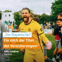 Felix Junghan jubelt beim Fußballspiel; Schriftzug "Die Bayerische? Für mich der Titan der Versicherungen!"