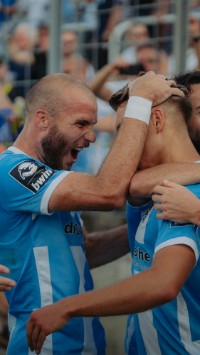 Spieler des TSV 1860 Starke und Guttau liegen sich in den Armen
