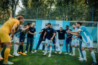 Mehrere Spieler des TSV 1860 im Kreis, in der Mitte dribbelt Albion Vrenezi