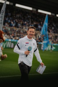 Stadionsprecher des TSV 1860 während er ins Stadion läuft: Sebastian Schäch 