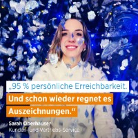 Sarah Oberhauser im Konfettiregen; Schriftzug "95% persönliche Erreichbarkeit. Und schon wieder regnet es Auszeichnungen."