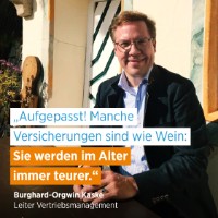 Burghard-Orgwin Kaske lächelt in die Kamera; Schriftzug "Aufgepasst! Manche Versicherungen sind wie Wein: Sie werden im Alter immer teurer."