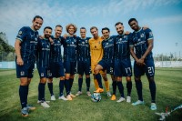 Spieler-Team des TSV 1860 auf dem Platz aufgestellt in dunkelblauen Trikots