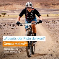 Bianca Laerch auf dem Mountainbike; Schriftzug "Abseits der Piste denken? Genau meins!"