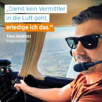 Timo Herklotz am Steuer eines Flugzeugs; Schriftzug "Damit kein Vermittler in die Luft geht, erledige ich das."