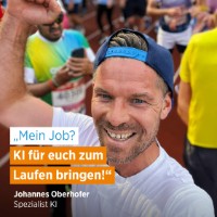 Johannes Oberhofer streckt Faust in die Luft; Schriftzug "Mein Job? KI für euch zum Laufen bringen!"