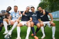 Spieler des TSV 1860 Kwadwo, Rieder, Frey, Zejnullahu und Vrenezi sitzen auf einer Bank auf dem Fußballplatz