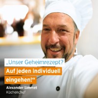 Alexander Simmet in seiner Berufsbekleidung als Koch; Schriftzug "Unser Geheimrezept? Auf jeden individuell eingehen!"