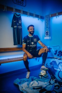 Spieler des TSV 1860 Albion Vrenezi in der Kabine sitzend
