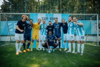 Spieler-Team des TSV 1860 auf dem Platz aufgestellt