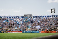 Jubelnde 1860-Fans in der Westkurve des Grünwalder Stadions