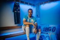 Spieler des TSV 1860 Joël Zwarts in der Kabine sitzend