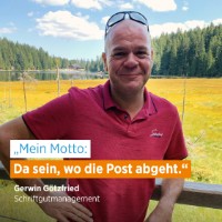 Gerwin Götzfried vor einem See; Schriftzug: "Mein Motto: Da sein, wo die Post abgeht."