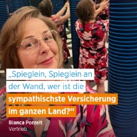 Bianca Porzelt in einer Umkleide; Schriftzug: "Spieglein, Spieglein an der Wand, wer ist die sympathischste Versicherung im ganzen Land?"