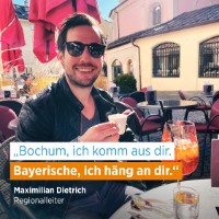 Maximilian Dietrich trinkt einen Espresso; Schriftzug: "Bochum, ich komm aus dir. Bayerische, ich häng an dir."