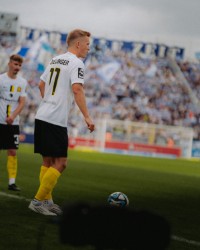 Spieler des TSV 1860 Fabian Greilinger kurz vor dem Anstoß