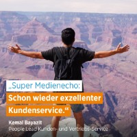 Kemal Bayazit am Rand vom Grand Canyon; Schriftzug "Super Medienecho: Schon wieder exzellenter Kundenservice."