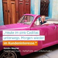 Kerstin Wagner in einem pinken Cadillac; Schriftzug "Heute im pink Cadillac unterwegs. Morgen wieder im Kundeninteresse.""