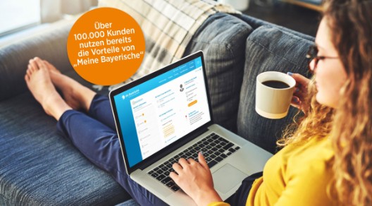Eine Person sitzt auf einem Sofa, arbeitet am Laptop und hält eine Tasse. Text: "Über 100.000 Kunden nutzen bereits die Vorteile von 'Meine Bayerische'".