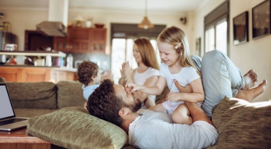 Eltern spielen mit ihren Kindern im Wohnzimmer