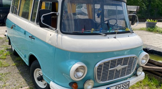 Marc Weller - Oldtimerversicherungen - hellblauer Bus Marc Weller - Oldtimerversicherungen - hellblauer Bus