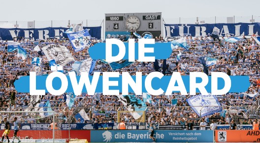 Fußballstadion mit jubelnden Fans und blauen Fahnen mit Text: "die Löwencard".