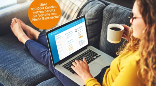 Eine Person sitzt auf einem Sofa, arbeitet am Laptop und hält eine Tasse. Text: "Über 100.000 Kunden nutzen bereits die Vorteile von 'Meine Bayerische'". Eine Person sitzt auf einem Sofa, arbeitet am Laptop und hält eine Tasse. Text: "Über 100.000 Kunden nutzen bereits die Vorteile von 'Meine Bayerische'".