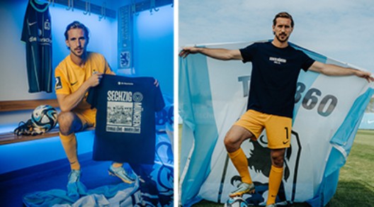 Zwei Spieler des TSV 1860 München halten zum einen ein Trikot und zum anderen eine Fahne Zwei Spieler des TSV 1860 München halten zum einen ein Trikot und zum anderen eine Fahne