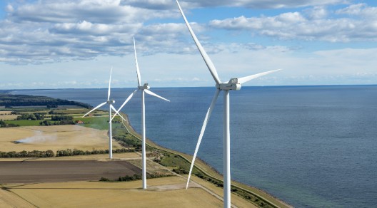 Drei Windkrafträder direkt an der Küste Drei Windkrafträder direkt an der Küste