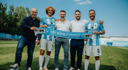 Verschiedene Vertreter des TSV 1860 halten gemeinsam einen Schal mit dem Schriftzug "Sechzig ist der geilste Club der Welt" Verschiedene Vertreter des TSV 1860 halten gemeinsam einen Schal mit dem Schriftzug "Sechzig ist der geilste Club der Welt"