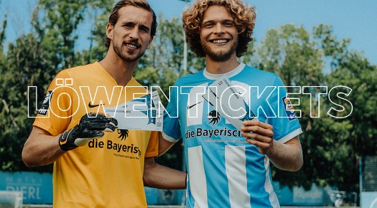 Zwei Spieler des TSV 1860 halten Tickets hoch - im Vordergrund der Schriftzug "Löwentickets" Zwei Spieler des TSV 1860 halten Tickets hoch - im Vordergrund der Schriftzug "Löwentickets"