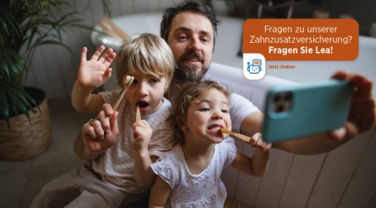Ein Vater nimmt mit seiner Tochter und seinem Sohn ein Selfie auf, während sie beide am Zähne putzen sind. Im Bild der Schriftzug "Fragen zu unserer Zahnzusatzversicherung? Fragen Sie Lea!"