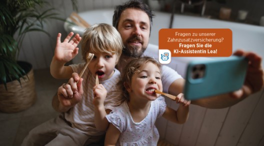 Ein Vater nimmt mit seiner Tochter und seinem Sohn ein Selfie auf, während sie beide am Zähne putzen sind. Im Bild der Schriftzug "Fragen zu unserer Zahnzusatzversicherung? Fragen Sie Lea!"