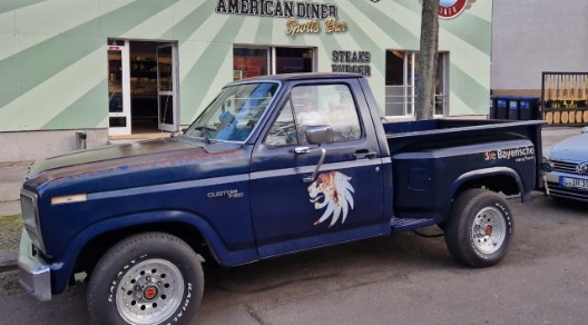 Marc Weller - Oldtimerversicherung - Pickup in blau mit Logo die Bayerische