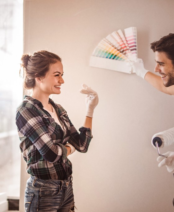Pärchen sucht Farbe für Zimmer aus