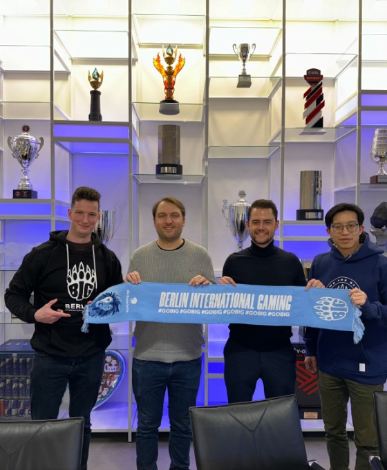 Steven Küster und Leonardo Duc Dao vor den Trophäen der Gaming-Szene