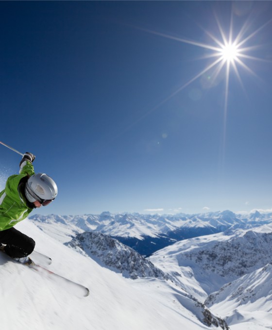 Ein Skifahrer bei der Abfahrt