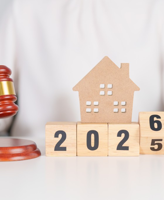 Ein Richterhammer und Bauklötze, die von 2025 auf 2026 umgedreht werden