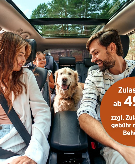 Eine junge Familie, fotografiert aus der Perspektive des Autocockpits, sitzt angeschnallt Auto und haben ihren goldbeigen Hund auf der Rückbank mit dabei. Eine junge Familie, fotografiert aus der Perspektive des Autocockpits, sitzt angeschnallt Auto und haben ihren goldbeigen Hund auf der Rückbank mit dabei.