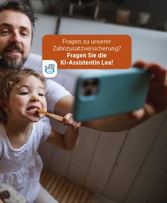 Ein Vater nimmt mit seiner Tochter und seinem Sohn ein Selfie auf, während sie beide am Zähne putzen sind. Im Bild der Schriftzug "Fragen zu unserer Zahnzusatzversicherung? Fragen Sie Lea!"