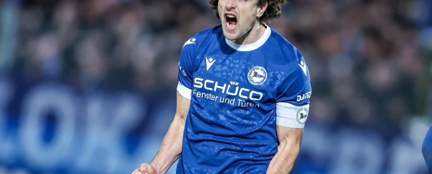 Ein Spieler von Arminia Bielefeld jubelnd auf dem Fußballplatz