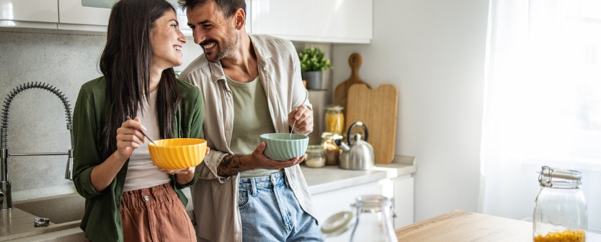 Ein kleiner Junge umarmt seinen Vater.