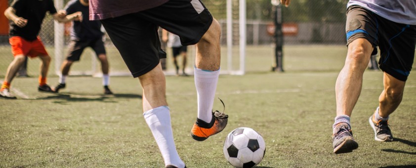 Gruppe von Männern, Fußballmannschaft auf dem Feld im Freien, Training zusammen.