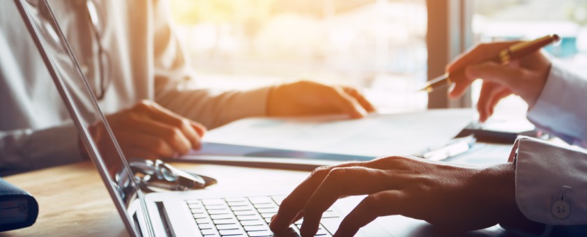 Zwei Menschen in einem Beratungsgespräch