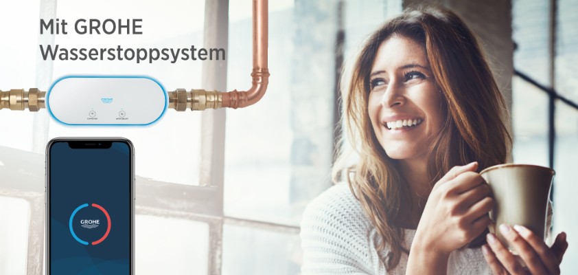 Bild mit junger Frau, die sich über mehr Sicherheit im Haus durch Grohe Wasserstoppsystem freut.