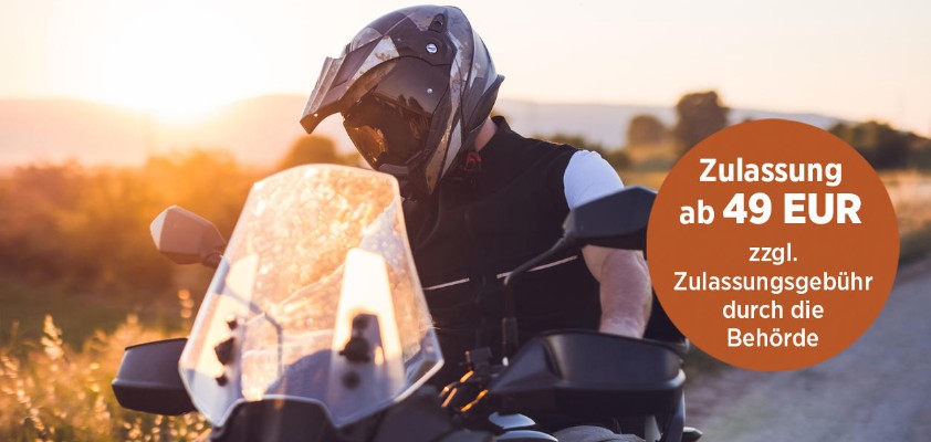 Motorradfahrer macht eine Fahrt bei Sonnenuntergang.