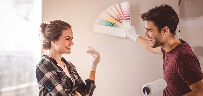 Pärchen sucht Farbe für Zimmer aus